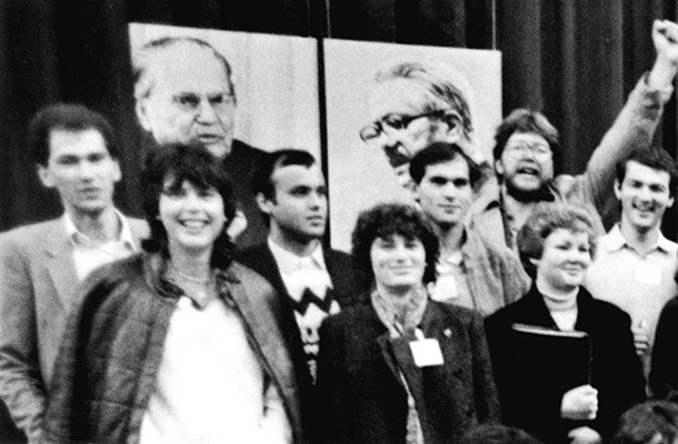 Janez Janša (levo pod sliko Tita) na kongresu Zveze socialistične mladine Slovenije v Novem mestu leta 1982 