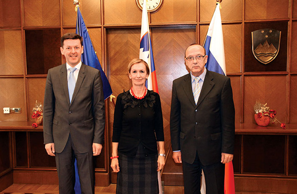 Državni sekretar (NSi) Robert Marolt, minister za notranje zadeve Vinko Gorenak (SDS) in na sredi neodvisna vrhovna državna tožilka Barbara Brezigar 