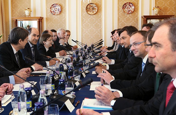 Zadovoljni obrazi ob dogovoru o zlatem pravilu