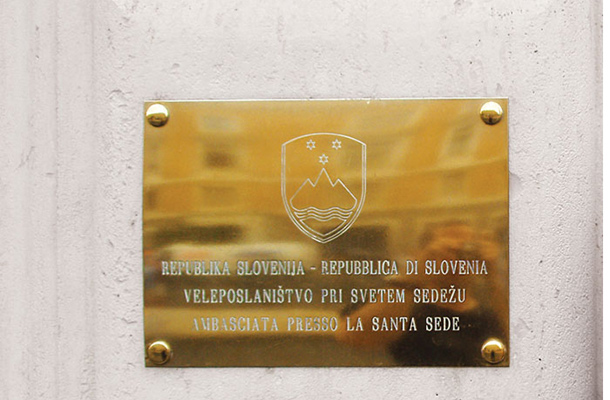 Varčevanje: Zapiranje veleposlaništev