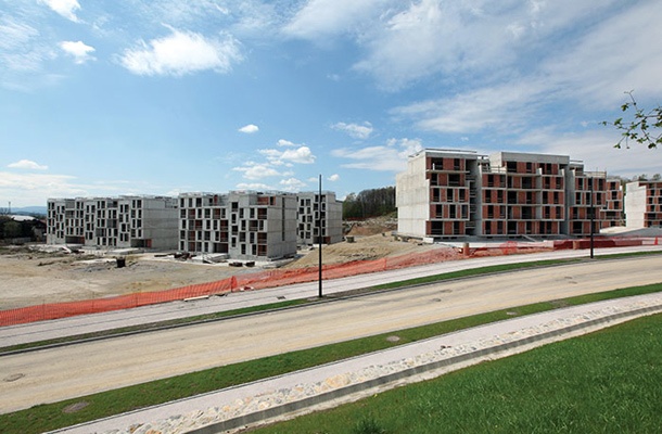 Poskus sklada, da bi rešil nekatera potapljajoča se gradbena podjetja, se je končal klavrno. Tipičen primer je nedokončana stanovanjska soseska Brdo v Ljubljani.