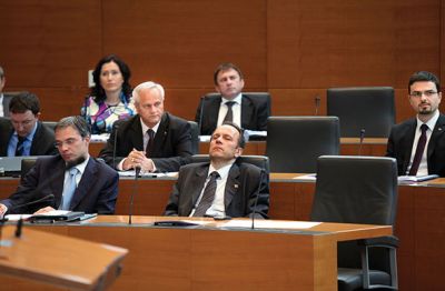 Zaskrbljeni Branko Marinič in utrujeni Branko Grims med govorom Janeza Janše v parlamentu
