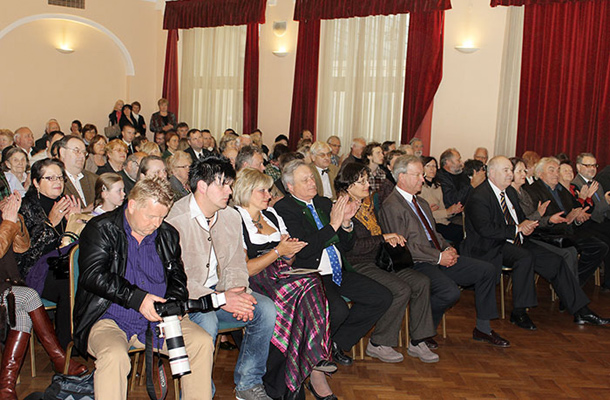 Otvoritvena slovesnost Kulturnega društva Celje v Celjskem domu z gosti iz Avstrije v prvi vrsti ob varuhinji človekovih pravic