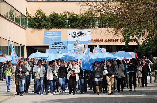 Vlada letos načrtuje dodatnih 1,3 milijona za »obveščevalne, protiobveščevalne in varnostne naloge« na MORS. Milijona evrov za negovalno bolnišnico v Ljubljani pa ni. (na fotografiji demonstracije zdravniškega osebja pred Kliničnim centrom v Ljubljani 18. aprila)