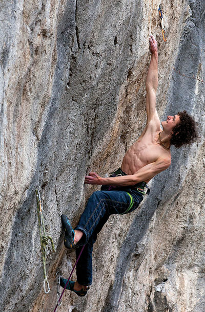 Adam Ondra med plezanjem v Kotečniku. V Slovenijo je prišel kot posebni gost mednarodnega festivala gorniškega filma.