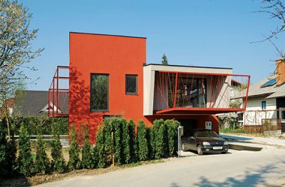 Hiša v Prelogu, 2007, arhitektura dr. Dominika Batista. Popolna preobrazba je tipično povojno slovensko enodružinsko hišo-kocko spremenila v sodobno in udobno domovanje: odprti prostori, odprti pogledi, veliko naravne svetlobe. Hiša pred in po prenovi. 