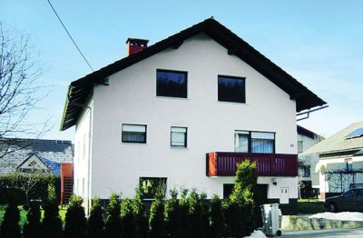 Hiša v Prelogu, 2007, arhitektura dr. Dominika Batista. Popolna preobrazba je tipično povojno slovensko enodružinsko hišo-kocko spremenila v sodobno in udobno domovanje: odprti prostori, odprti pogledi, veliko naravne svetlobe. Hiša pred in po prenovi. 