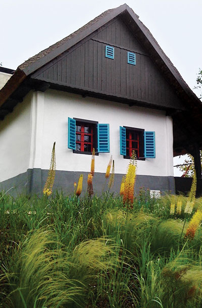 Hiša v Križevcih, Prekmurje, 2011, arhitekta Iztok Prosen, Gordana Bence (id:doma). Subtilni preplet starega z novim: prekmurska domačija, prenovljena s tradicionalnimi tehnikami in materiali ter s sodobnimi arhitekturnimi intervencijami. Zunanjost in notranjost hiše po končani prenovi. 