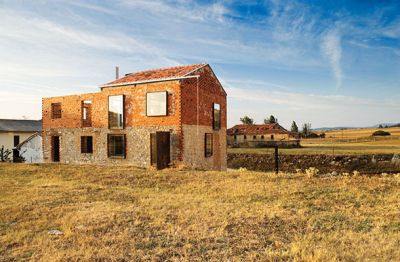 Naseljena ruševina, Porquera de los Infantes, Palencia, Španija, 2006, arhitekt Jesús Castillo Oli. Ruševino nekdanjega gospodarskega poslopja v Porqueri de los Infantes bi večina ljudi in tudi arhitektov, ki bi v njej želeli bivati, verjetno takoj podrla in na njenem mestu sezidala novo hišo ali pa bi jo popolnoma prenovili. Arhitekt Jesús Castillo Oli pa je v njej videl drugačen izziv. 