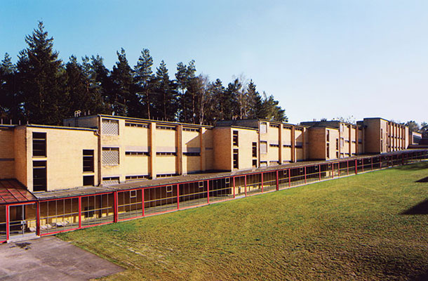 ADGB Trade Union School, Bernau, Nemčija, 2007, arhitekturni biro Winfried Brenne. Zastekljeni koridor šole iz obdobja modernizma, zgrajene leta 1930, pred prenovo in po njej. Kakovostna arhitekturna intervencija je hišo očistila neprimernih posegov in ji povrnila njeno nekdanje dostojanstvo. Večina elementov in detajlov je v želji po ohranjanju kulturne dediščine narejena unikatno. / Foto: Arhiv arhitektov in Holger Herschel