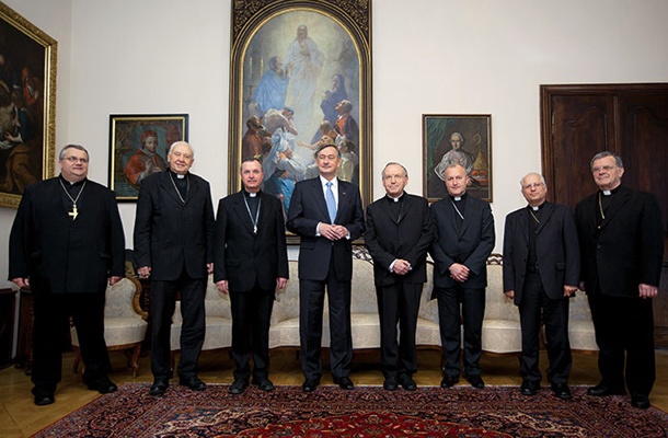 Letno srečanje članov Slovenske škofovske konference s predsednikom Danilom Türkom. Na sprejemu ni bilo treh cerkvenih predstavnikov, še nedolgo nazaj članov škofovske konference: upokojenega pomožnega škofa Jožeta Smeja, ki naj bi se umaknil zaradi starosti, in upokojenih nadškofov Franca Krambergerja ter Alojza Urana. Cerkev pravi, da sta se slednja dva umaknila prostovoljno, po nekaterih informacijah pa naj bi to zahteval Vatikan. Vsi trije manjkajoči so bili še nekaj dni pred sestankom neformalno napovedani kot udeleženci srečanja. (na sestanku sicer tudi ni bilo še aktivnega korpskega škofa Metoda Piriha)