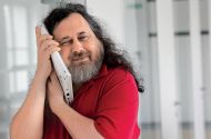 Richard Stallman: »Pri programski opremi sta samo dve možnosti: ali uporabnik nadzoruje program ali pa program nadzoruje uporabnika.«