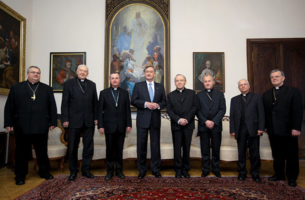 Letno srečanje članov Slovenske škofovske konference s predsednikom Danilom Türkom. Na sprejemu ni bilo treh cerkvenih predstavnikov, še nedolgo nazaj članov škofovske konference:  upokojenega pomožnega škofa Jožeta Smeja, ki naj bi se umaknil zaradi starosti, in upokojenih nadškofov Franca Krambergerja ter Alojza Urana. Cerkev pravi, da sta se slednja dva umaknila prostovoljno, po nekaterih informacijah pa naj bi to zahteval Vatikan. Vsi trije manjkajoči so bili še nekaj dni pred sestankom neformalno napovedani kot udeleženci srečanja. (na sestanku sicer tudi ni bilo še aktivnega korpskega škofa Metoda Piriha)