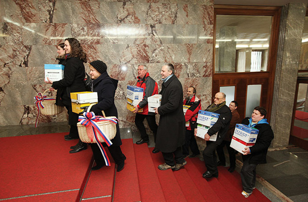 Vložitev podpisov za zadnji referendum, ki je prepovedal uveljavljanje človekovih pravic manjšine 