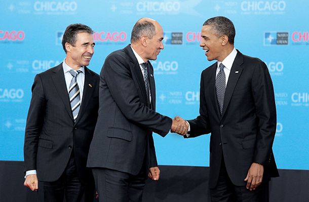 Fototermin Janeza Janše z Barackom Obamo in generalnim sekretarjem Nata Andersom Foghom Rasmussenom
