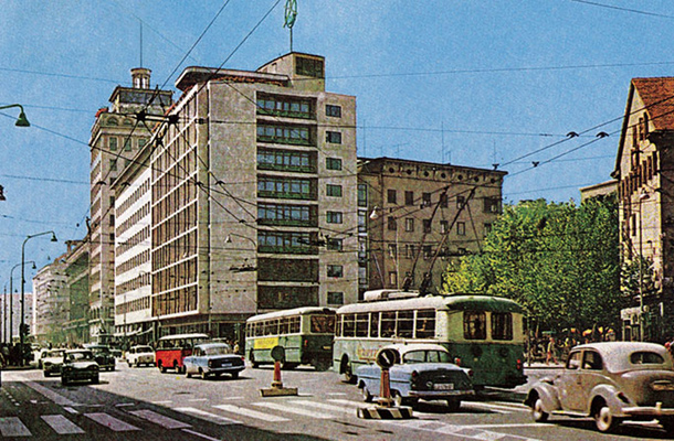 Križišče Ajdovščina v Ljubljani, upodobljeno na razglednici, poslani leta 1966. Vidna sta tako trolejbus kot avtobus LPP.