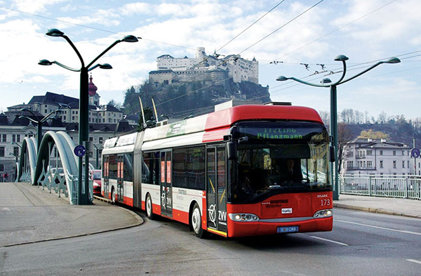 Salzburg velja za vzor trolejbusnega mesta. Elektriko, ki poganja trolejbuse, zagotavljajo izključno hidroelektrarne, zato se lahko pohvalijo z ničnimi izpusti toplogrednih plinov. 