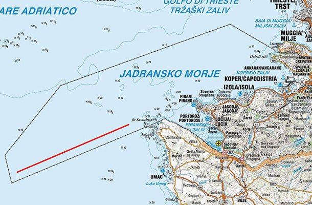 Karta (2008), z vrisano mejo na morju, kot jo razume Slovenija. Z rdečo črto je označen približen položaj vojaške ladje Ankaran v spornem, južnem delu morja, 5. aprila zjutraj med 8.40 in 10.30. Nesporno slovensko morje se začne od sredine Piranskega zaliva proti severu.