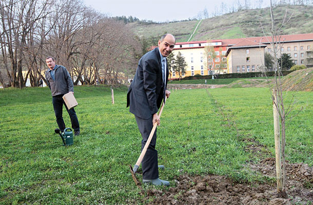 Janez Janša javno zagovarja naravo, a njegova vlada z zakonskimi ukrepi znižuje standarde za varovanje okolja 