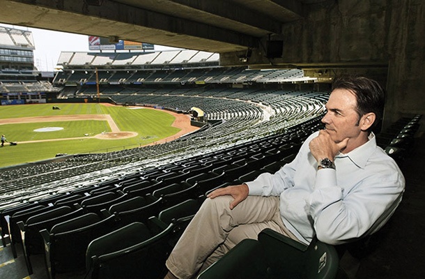 Direktor bejzbolskega moštva Oakland Athletics Billy Beane je po zaslugi zaupanja v analitiko finančno prikrajšano ekipo za nekaj let postavil ob bok najbogatejšim