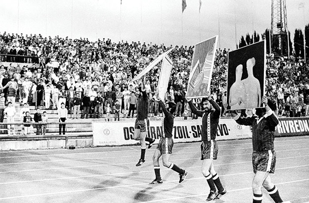 Grupa Zvono je na Koševu slikala in s svojimi deli nato tekla častni krog pred dvajsettisočglavo množico / Foto: Zvono, Šport in umetnost (video, 1986)