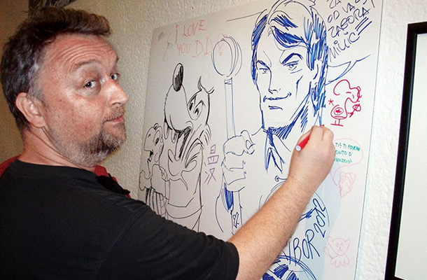 Tomaž Lavrič med risanjem Diareje v Zagorjevi opravi na odprtju razstave Stripovski junaki rešujejo Evropo 
