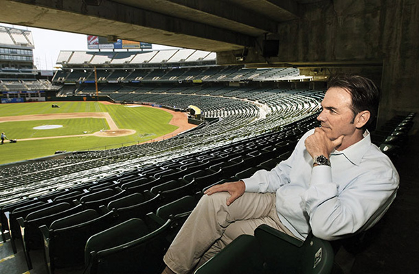 Direktor bejzbolskega moštva Oakland Athletics Billy Beane je po zaslugi zaupanja v analitiko finančno prikrajšano ekipo za nekaj let postavil ob bok najbogatejšim 