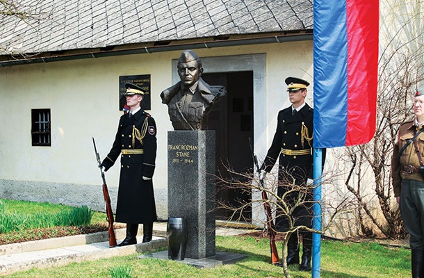 Častna straža in spomenik pred rojstno hišo komandanta Staneta v Spodnjih Pirničah (v času prejšnje vlade)