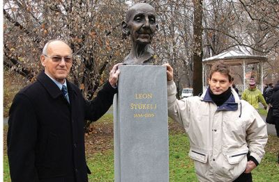 Miro Cerar, legendarni slovenski telovadec.  Miru Cerarju je država ta mesec pokojnino znižala za 350 evrov ali za približno 25 odstotkov.  »Zelo, zelo sem razočaran,« pravi Cerar. »Koliko promocije smo mi naredili za to državo. Kako se je lahko naša država z nami hvalila. In kako nas lahko sedaj razočarajo«. 
