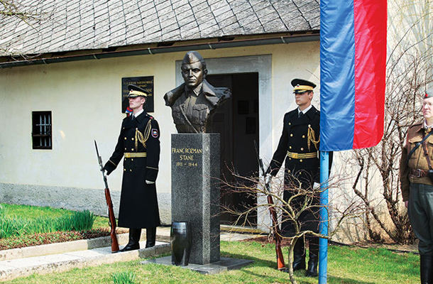 Častna straža in spomenik pred rojstno hišo komandanta Staneta v Spodnjih Pirničah (v času prejšnje vlade) 
