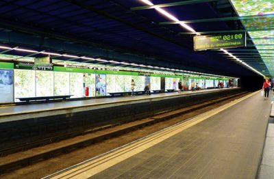 Postaja podzemne železnice v Barceloni. Ta precej neprijazen ambient podzemnega prostora so izboljšali s stenskimi in stropnimi svetlobnimi paneli, ki prostor optično povečajo, ga barvno dopolnijo in zmehčajo ostre sence.