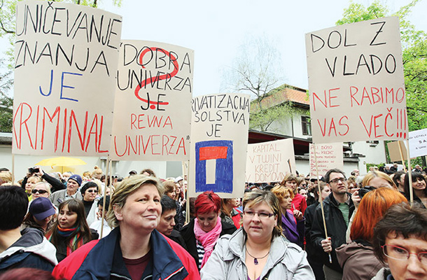 Proti vladni varčevalski histeriji (na fotografiji aprilska stavka javnih uslužbencev)