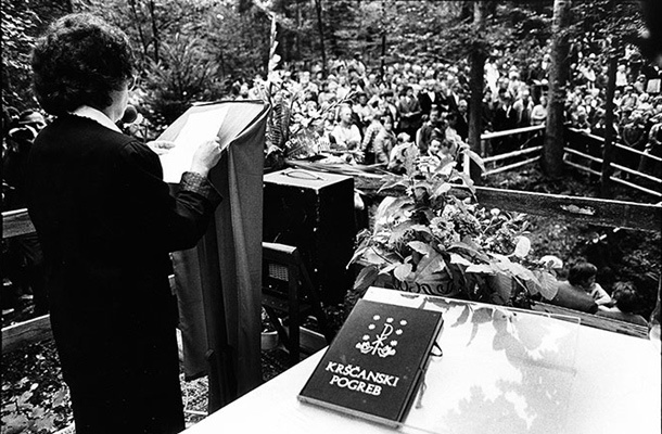 Spomenka Hribar je vodila eno izmed prvih spravnih slovesnosti pri Krimski jami, septembra 1990
