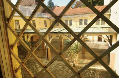 Uršulinski samostan v Škofji Loki. Uršulinke so predlani vložile tožbo, poleg samostana želijo še 1,3 milijona evrov odškodnine zaradi nezmožnosti uporabe.