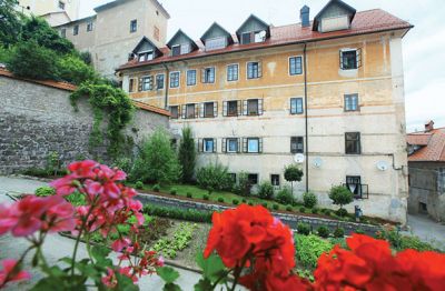 Uršulinski samostan v Škofji Loki. Uršulinke so predlani vložile tožbo, poleg samostana želijo še 1,3 milijona evrov odškodnine zaradi nezmožnosti uporabe. 