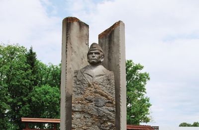 Franc Rozman - Stane je izgubil svojo vojašnico, a v njej še vedno stoji spomenik (na fotografiji), postavljen v njegovo čast.