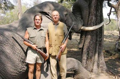 Nekaterim ljudem se zdi nedopustno, da je španski kralj Juan Carlos, ki uživa v lovu na veliko divjad, častni predsednik španske izpostave WWF-a. Na fotografiji iz leta 2006 je kralj (desno) med lovskim izletom v Bocvani. 