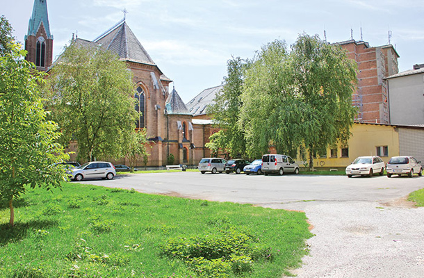 Parkirišče v Ljubljani, poleg cerkve Srca Jezusovega, so sestre usmiljenke dobile vrnjenega 2008. Sedaj zahtevajo še 561 tisoč evrov odškodnine.