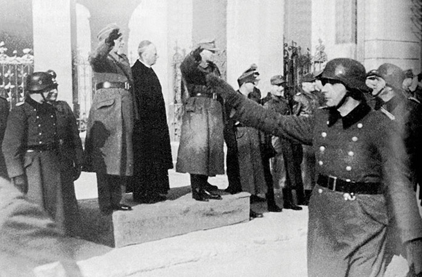 Domobranski general Leon Rupnik (z iztegnjeno desnico) in škof Gregorij Rožman pozdravljata nemške okupatorske enote na paradi leta 1945 v Ljubljani