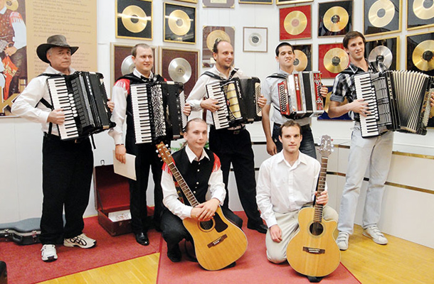 7000 evrov za harmonike