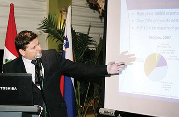 Peter Ješovnik kot direktor slovenske agencije za podjetništvo in tuje investicije Japti na srečanju slovenskih in perujskih gospodarstvenikov v Limi leta 2008