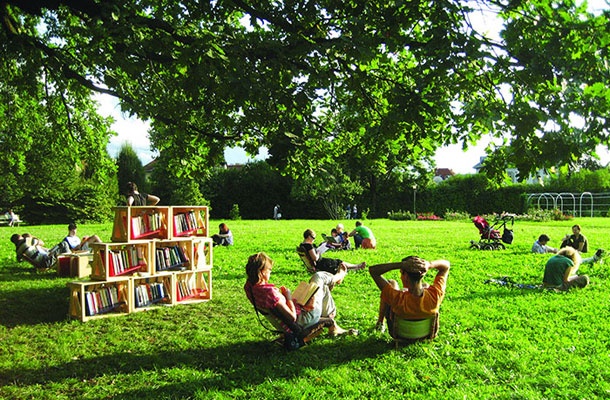 Knjige, police, ležalniki in drevesa