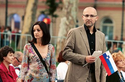 Sredstva medijskega sklada je v prvi Janševi vladi med drugim delil Borut Rončević (desno), sedaj vodja direktorata za visoko šolstvo. Danes sredstva medijskega sklada deli tudi njegova partnerica, Nadja Damij (levo). Sicer ekonomistka.  Na fotografiji sta na proslavi ob dnevu državnosti
