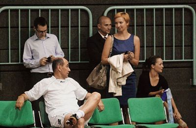 Ina Kukovič (desno od Janeza Janše), hčerka Zofije Mazej Kukovič, ki ji je predsednik vlade uredil državno službo, na nogometni tekmi v Mariboru. 