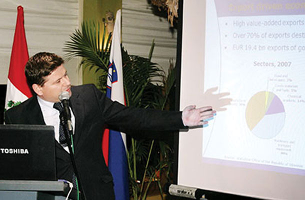 Peter Ješovnik kot direktor slovenske agencije za podjetništvo in tuje investicije Japti na srečanju slovenskih in perujskih gospodarstvenikov v Limi leta 2008 