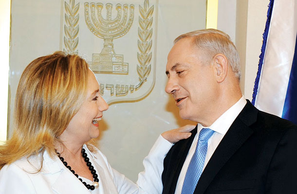 Hillary Clinton je bila dva dni pred bombnim napadom na sedež sirske vlade na obisku pri izraelskem predsedniku vlade Netanjahuju 