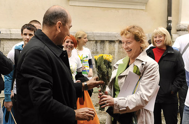 Družinska pomoč: Janez Janša in Zofija Mazej Kukovič na sprehodu po Ljubljani ob Zofijini kandidaturi za županjo leta 2010.