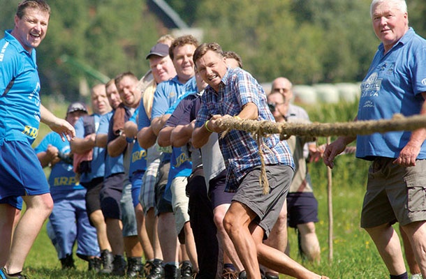 Borut Pahor med vleko vrvi čez Kolpo