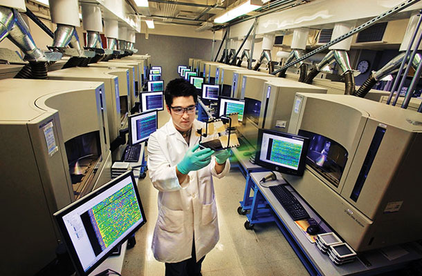 Podjetja vzorce DNK navadno pošiljajo v tujino, saj se analize DNK opravljajo v specializiranih laboratorijih s pomočjo drage in specifične tehnološke opreme. 