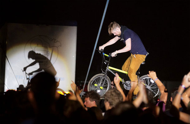 Pevec Kaiser Chiefsov Ricky je v bisu poskrbel tudi za vožnjo na kolesu BMX.